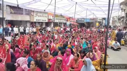 हमीरपुर: गांधी चौक पर श्रम कानून के विरोध में हुआ जोरदार प्रदर्शन, ट्रेड यूनियन ने मिलकर जमकर की नारेबाज़ी
