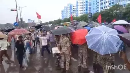 উলুবেড়িয়া ১: উলুবেরিয়া নিমদিঘিতে 16 নম্বর জাতীয় সড়ক অবরোধ করে বিক্ষোভ বনধ সমর্থকদের
