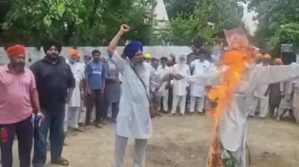 ਅੰਮ੍ਰਿਤਸਰ 2: ਕਿਸਾਨਾਂ 'ਤੇ ਹੋਈ ਧੱਕੇਸ਼ਾਹੀ ਦੇ ਵਿਰੋਧ ਵਿੱਚ ਪੰਧੇਰ ਵਿਖੇ ਕਿਸਾਨ ਮਜ਼ਦੂਰ ਸੰਘਰਸ਼ ਕਮੇਟੀ ਦੇ ਜਨਰਲ ਸਕੱਤਰ ਨੇ ਮੁੱਖ ਮੰਤਰੀ ਦਾ ਫੂਕਿਆ ਪੁਤਲਾ