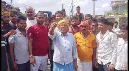 संपतचक: वोटर लिस्ट संशोधन के विरोध में जनकपुर मोड पर बंद समर्थकों ने की आगजनी, यातायात ठप