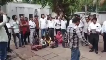 ललितपुर: पनारी में जमीन की नपाई को लेकर हुए विवाद में लेखपाल द्वारा ग्रामीण परिवार पर दर्ज मामले में आया नया मोड़