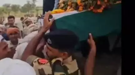सिणधरी: शहीद डालू राम की अंतिम यात्रा में उनके पैतृक गांव होडू समेत आसपास के कई गांवों के सैकड़ों लोग हुए शामिल