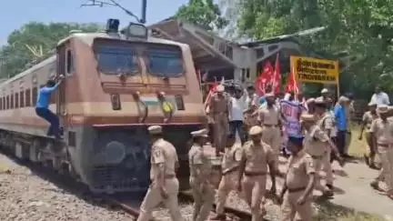 திண்டிவனம்: 'பாரத் பந்த்' திண்டிவனத்தில் ரயில் மறியலில் ஈடுபட்ட 100க்கும் மேற்பட்டோர் கைது