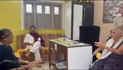જૂનાગઢ: જૂનાગઢ તાલુકાના માખીયાળા ગામે આવેલ અતિ ગંભીર દિવ્યાંગ દીકરીઓને એક લાખનું અનુદાન આપતા દાતાશ્રીઓ