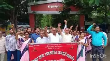 बांका: बिहार राज अराजपत्रित कर्मचारी महासंघ ने विभिन्न मांगों को लेकर की हड़ताल, समाहरणालय गेट पर किया प्रदर्शन