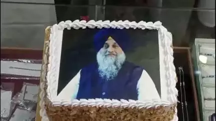 ਐਸਏਐਸ ਨਗਰ ਮੁਹਾਲੀ: ਅਕਾਲੀ ਵਰਕਰਾਂ ਨੇ ਫੇਸ ਪੰਜ ਵਿਖੇ ਸ਼੍ਰੋਮਣੀ ਅਕਾਲੀ ਦਲ ਪ੍ਰਧਾਨ ਸੁਖਬੀਰ ਸਿੰਘ ਬਾਦਲ ਦਾ ਕਿ ਕੱਟ ਕੇ ਮਨਾਇਆ ਜਨਮ ਦਿਨ
