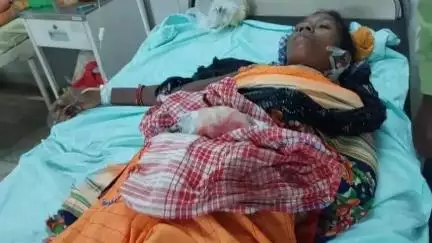 किस्को: अनियंत्रित ऑटो पलटने से आधा दर्जन लोग घायल, दो महिलाओं की हालत गंभीर