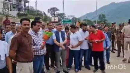 बिलासपुर सदर: मंत्री राजेश धर्मानी ने मंडी आपदा राहत के लिए मुख्यमंत्री सुक्खू को सहयोग का चेक सौंपा