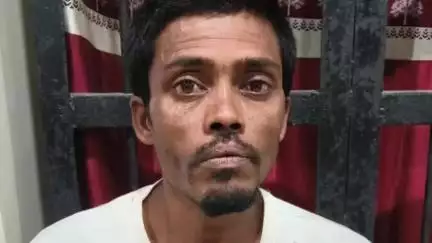 বালিজানা: চহৰৰ দুৰ্গামন্দিৰত মূৰ্তি ভাঙি পেলোৱা দুৰ্বৃত্তক  ৰাইজে আটক কৰি আৰক্ষীক গতাই দিয়ে
