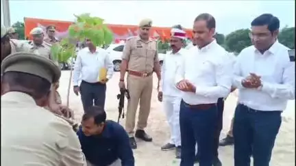 ज्ञानपुर: मल्लूपुर में नोडल अधिकारी और जिलाधिकारी ने किया पौधारोपण, 13 लाख से अधिक पौधे लगाने का है लक्ष्य
