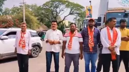 పెనుకొండలో ఏఐటీయూసీ ఆధ్వర్యంలో రాస్తారోకో