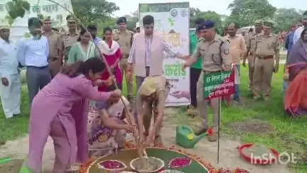 संडीला: मंडलायुक्त ने कछौना वन रेंज के नगर वन कामीपुर में त्रिवेणी वाटिका में पौधा रोपित कर महा अभियान का शुभारंभ किया