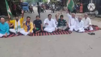 चंडी: चंडी बस स्टैंड व माधोपुर चौक के पास महागठबंधन के नेताओं ने मतदाता पुनरीक्षण को लेकर किया सड़क जाम