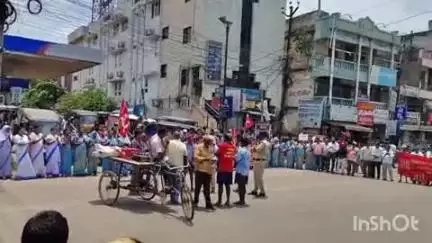 దేశవ్యాప్త సమ్మెలో భాగంగా తమ సమస్యలను పరిష్కరించాలంటూ పట్టణంలో కార్మికులు, ఉద్యోగులు నిరసన ర్యాలీ నిర్వహణ