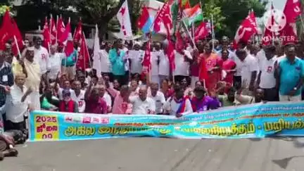 கரூர்: பாரத் பந்த்- தலைமை தபால் நிலையம் முன்பு அனைத்து தொழிற்சங்கங்கள் சார்பில் சாலை மறியல் போராட்டம்