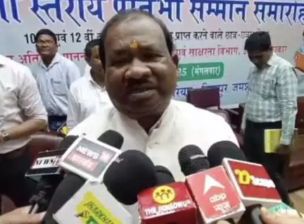झारखंड के शिक्षा मंत्री को छात्राओं ने घेरा, 'आप ही बोले ना चाहे कहीं भी प्रदर्शन करो...'; क्या-क्या करते रह गए मंत्री जी