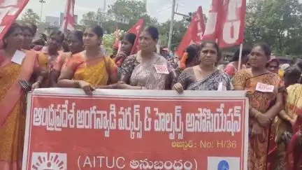కేంద్ర ప్రభుత్వం అవలంబిస్తున్న కార్మిక వ్యతిరేక చట్టాలకు నిరసనగా నగరంలో మానవహారం ఏర్పాటు చేసిన కార్మికులు