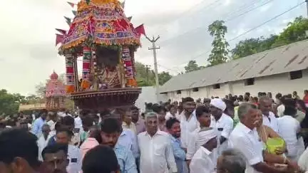 சிங்கம்புனரி: முறையூரில் மீனாட்சி சொக்கநாதர் திருக்கோயில் தேரோட்ட விழா - ஆயிரக்கணக்கில் தேங்காய்களை உடைத்து பக்தர்கள் சாமி தரிசனம்