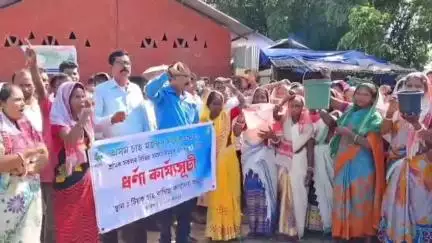 সোণাৰি: সোণাৰিৰ টিয়কত চাহ শ্ৰমিকৰ বিভিন্ন সমস্যা সমাধানৰ দাবীত বাগিচা কাৰ্যালয় ঘেৰাও কৰি শ্ৰমিকে সাব্যস্ত কৰিলে প্ৰতিবাদ