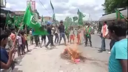 पातेपुर: पातेपुर में मतदाता सूची पुनः निरीक्षण के विरोध में इंडिया गठबंधन का चक्का जाम, लोगों ने निकाली अर्थी जुलूस