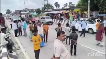 अकबरपुर: अकबरपुर प्रखंड के माखर गांव के नजदीक महागठबंधन के लोगों ने किया सड़क जाम