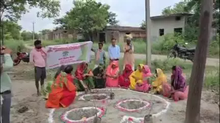 तमकुही राज: करजहा में महिला प्रतिनिधियों ने अनूठी पहल करते हुए रंगोली बनाकर भूमि व पौधों का पूजन कर किया पौधरोपण