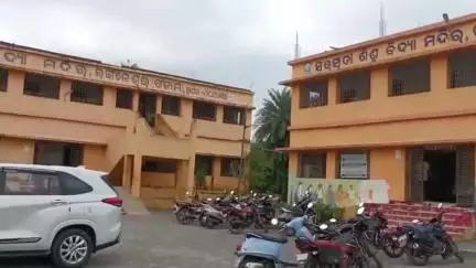 ଖଲ୍ଲିକୋଟ୍: ଲଙ୍ଗଳେଶ୍ବର ସରସ୍ଵତୀ ଶିଶୁ ବିଦ୍ୟା ମନ୍ଦିର ପରିସରରେ ମା ପାଇଁ ଗଛଟିଏ କାର୍ଯ୍ୟକ୍ରମ ଅନୁଷ୍ଠିତ, ଯୋଗଦେଲେ ବିଧାୟକ ପୂର୍ଣ୍ଣ ଚନ୍ଦ୍ର ସେଠୀ