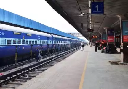 यूपी के झांसी में रेलवे स्टेशन पर सेना के मेजर ने करवाई सुरक्षित डिलीवरी; आर्मी चीफ उपेन्द्र द्विवेदी ने किया सम्मानित