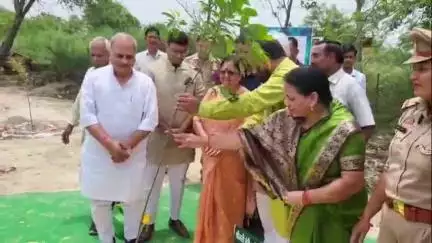कोल: शेखा झील पक्षी विहार में कैबिनेट मंत्री बेबी रानी मौर्य ने पौधारोपण कर 'एक पेड़ मां के नाम' मुहिम की शुरुआत की