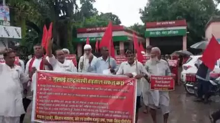 पूरनपुर: तहसील में राष्ट्रव्यापी हड़ताल को सफल बनाने के लिए 12 सूत्रीय राष्ट्रपति को संबोधित ज्ञापन तहसीलदार को सौंपा गया