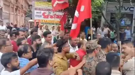 মাটিগাড়া: পুলিশের টুপি ছিনিয়ে নিল বনধ সমর্থকরীরা;ঘটনাকে কেন্দ্র করে ব্যপাক উত্তেজনা ছড়ায় শিলিগুড়ির হিলকার্ট রোডে