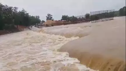 বিনপুর ২: নাগাড়ে বৃষ্টিপাতের কারণে পুনরায় ডুবল এঁঠালার কজওয়ে ,বিচ্ছিন্ন ঝাড়গ্রাম ও বাঁকুড়ার যোগাযোগ ব্যবস্থা