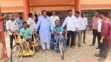 ଖଲ୍ଲିକୋଟ୍: ବ୍ଲକ କାର୍ଯ୍ୟାଳୟ ପରିସରରେ ବ୍ୟାଟେରୀ ଗାଡ଼ି ଓ ଟ୍ରାଇ ସାଇକଲ ପ୍ରଦାନ କାର୍ଯ୍ୟକ୍ରମ ଅନୁଷ୍ଠିତ, ଯୋଗଦେଲେ ବିଧାୟକ ପୂର୍ଣ୍ଣ ଚନ୍ଦ୍ର ସେଠୀ