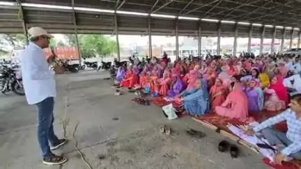 हिसार: नारनौंद में राष्ट्रव्यापी हड़ताल, अनाज मंडी से कर्मचारियों ने रैली निकालकर किया प्रदर्शन
