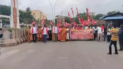 ಚಿತ್ರದುರ್ಗ: ಕಾರ್ಮಿಕ ಸಂಘಟನೆಗಳ ಜಂಟಿ ಸಮಿತಿ ವತಿಯಿಂದ ಹಲವು ಬೇಡಿಕೆಗಳ ಈಡೇರಿಕೆಗೆ ಆಗ್ರಹಿಸಿ ನಗರದಲ್ಲಿ ಪ್ರತಿಭಟನೆ