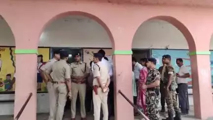 तरारी: भोजपुर में पंचायत उपचुनाव को लेकर प्रशासन सक्रिय, डीएम-एसपी ने मतदान केंद्रों का किया निरीक्षण, दी गई दिशा-निर्देश