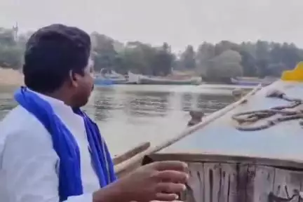 రాజమండ్రి సిటీ: గోదావరిలో ఇసుక అక్రమ తవ్వకాలపై చర్యలు చేపట్టండి :  జై భీమ్ దళిత రాష్ట్ర అధ్యక్షుడు చోల్ల రాజు డిమాండ్