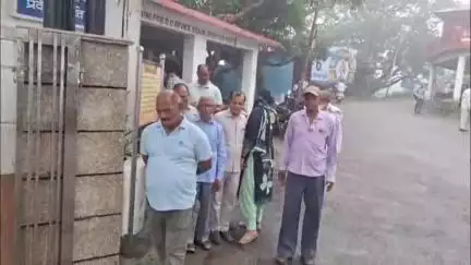 नाहन: भूमिहीनों को सरकार द्वारा दी गई 5 बीघा जमीन को आगे बेचने पर रोक लगाने के लिए DC से मिला प्रतिनिधिमंडल