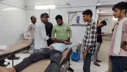 महोबा: बेलाताल कस्बे के पास दो बाइकों की भिड़ंत में एक व्यक्ति गंभीर रूप से घायल, जिला अस्पताल में उपचार जारी