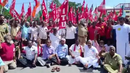 கோவை தெற்கு: 'பாரத் பந்த்' ஆட்சியர் அலுவலகம் முன்பு தொழிற்சங்கங்கள் சார்பில் போராட்டத்தில் ஈடுபட்ட ஊழியர்கள்