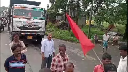 আউশগ্রাম ১: ধর্মঘটকে সফল করতে আউশগ্রামের দিগনগর এলাকায় গরুর গাড়ি দিয়ে গুসকরা মানকর রাজ্য সড়ক অবরোধ করল CPI(M)