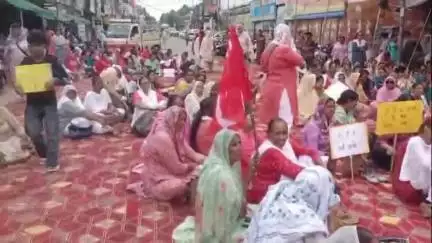 ਕਪੂਰਥਲਾ: ਦੇਸ਼ ਵਿਆਪੀ ਹੜਤਾਲ ਦਾ ਕਪੂਰਥਲਾ ਵਿਚ ਅਸਰ, ਵੱਖ-ਵੱਖ ਜਥੇਬੰਦੀਆਂ ਨੇ ਰੈੱਡ ਕਰਾਸ ਭਵਨ ਮੂਹਰੇ ਦਿੱਤਾ ਧਰਨਾ