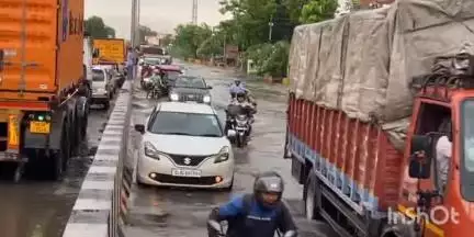 बागपत: सिसाना स्थित हाइवे पर जलभराव से वाहन चालकों और ग्रामीणों को परेशानी, कई वाहन हुए खराब, DM से निजात दिलवाने की मांग