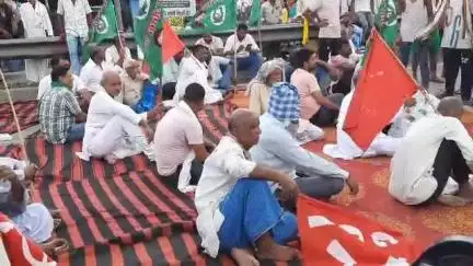 बलिया: बलिया NH-31 पर महागठबंधन व एआईएमआईएम पार्टी द्वारा शांतिपूर्ण तरीके से हड़ताल संपन्न