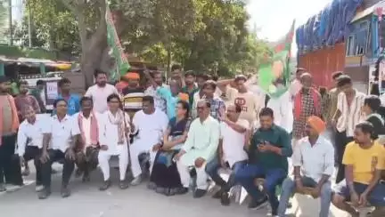 दरभंगा: बिहार बंदी के दौरान RJD कार्यकर्ताओं ने बेला मोड़ के पास सड़क जाम कर किया प्रदर्शन, पुलिस ने किया गिरफ्तार