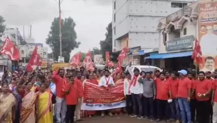ఆందోల్: దేశవ్యాప్త సార్వత్రిక సమ్మె సందర్భంగా జోగిపేట పట్టణంలో సిఐటియు ఆధ్వర్యంలో భారీ నిరసన ర్యాలీ