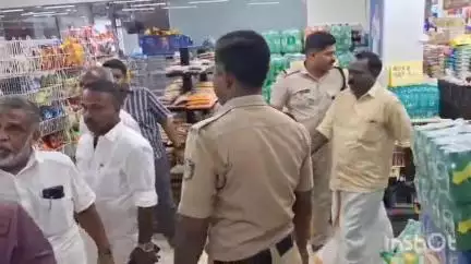 കുന്നത്തുനാട്: പെരുമ്പാവൂരിലെ റിലയൻസ് മാൾ പൂട്ടിക്കാനെത്തിയ സമരക്കാരെ ഓടിച്ച് പോലീസ്