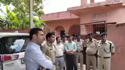 डुमरा: सीतामढ़ी जिले के विभिन्न मतदान केंद्रों पर डीएम और एसपी ने किया निरीक्षण