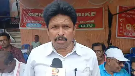 ବଲାଙ୍ଗୀର: ଜିଲ୍ଲାପାଳଙ୍କ କାର୍ଯ୍ୟାଳୟ ସାମ୍ନାରେ ଶ୍ରମିକଙ୍କ ଧାରଣା ଅନୁଷ୍ଠିତ, ପ୍ରତିକ୍ରିୟା ରଖିଲେ ସଂଘ ସଭାପତି