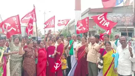 ಪಾವಗಡ: ವಿವಿಧ ಬೇಡಿಕೆಗಳನ್ನು ಈಡೇರಿಸುವಂತೆ ಆಗ್ರಹಿಸಿ ಕಾರ್ಮಿಕ ಸಂಘಟನೆಗಳಿಂದ ಪಟ್ಟಣದಲ್ಲಿ ಪ್ರತಿಭಟನೆ